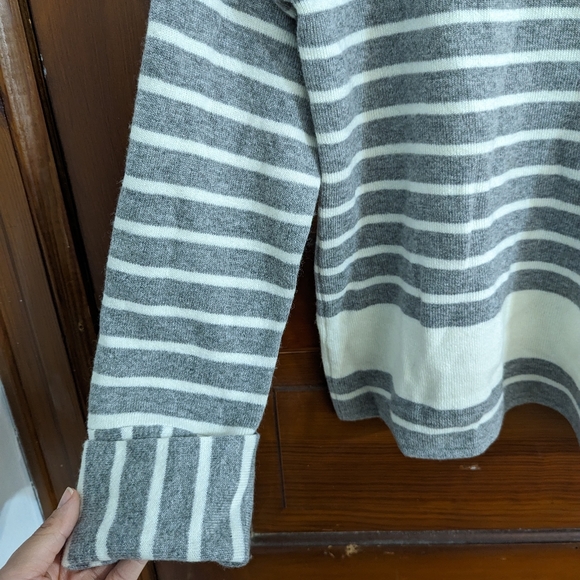 NWOT Club Monaco Grey and White Stripe Wool Blend Sweater Size Medium - Picture 3 of 7
